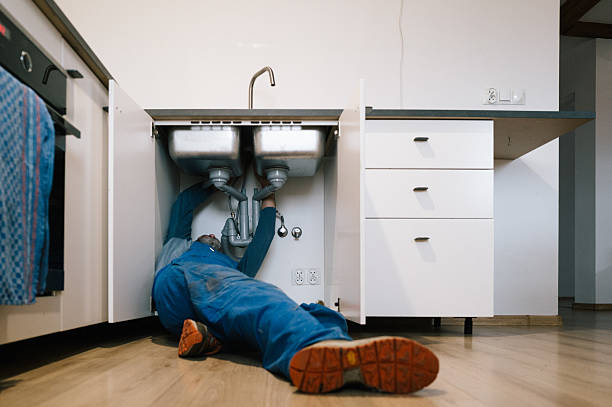 Professional Leak Detection technician working in Smithville, TX